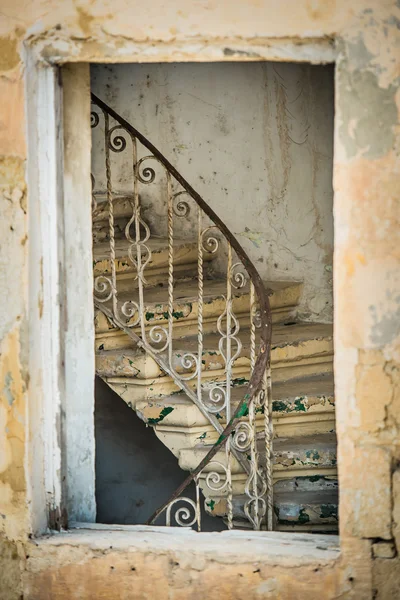 Escadas vintage em um edifício de Valletta — Fotografia de Stock