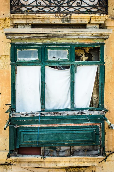 Velha varanda verde na parte histórica de Valletta — Fotografia de Stock