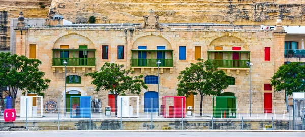 Färgglada dörrar och fönster i Valletta banvallen — Stockfoto