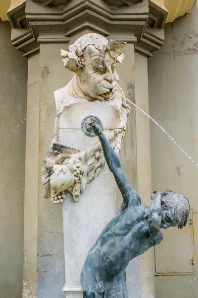 Faun mit Knabe, fontein Brunnenbuberl — Stockfoto