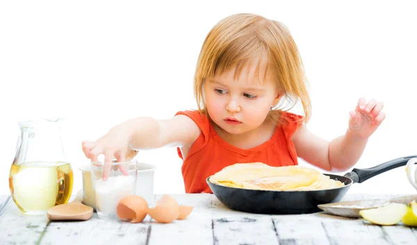 Flicka med pannkakor — Stockfoto