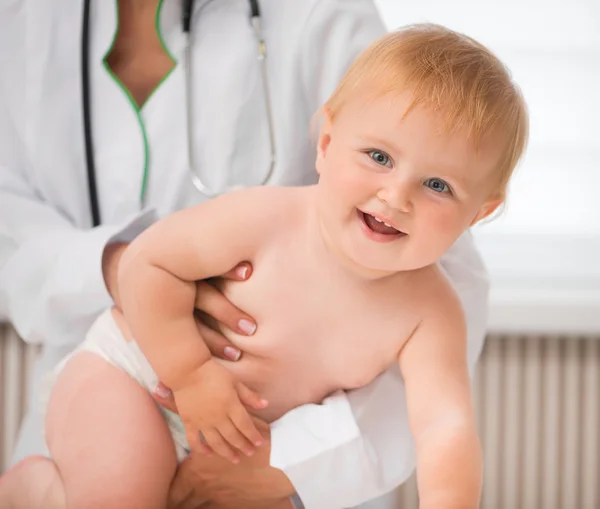 Glimlachende baby op de tafel van een arts — Stockfoto