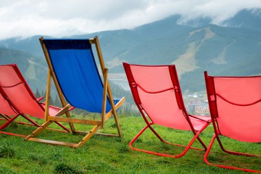 şezlong üstünde belgili tanımlık tepe