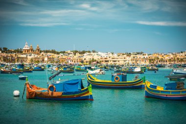 balıkçı tekneleri Marsaxlokk köyü yakınlarında 