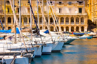 Valletta yakınındaki bir koyda yatlar