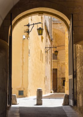 Mdina bir sokakta kemer