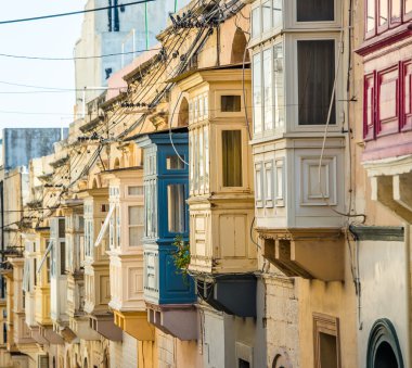 sokak Valletta Balkonlu