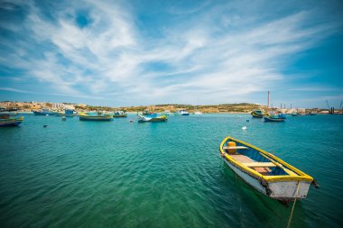 balıkçı tekneleri Marsaxlokk köyü yakınlarında 