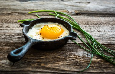 Kahvaltıda kızarmış yumurta.