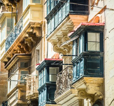 eski yıkık balkon Valletta