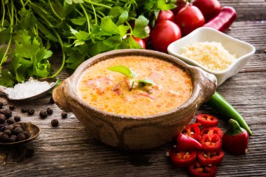 Sope queso ahşap zemin üzerine sebzeli