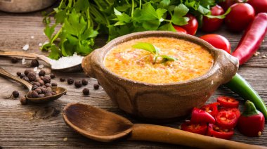 Sope queso ahşap zemin üzerine sebzeli