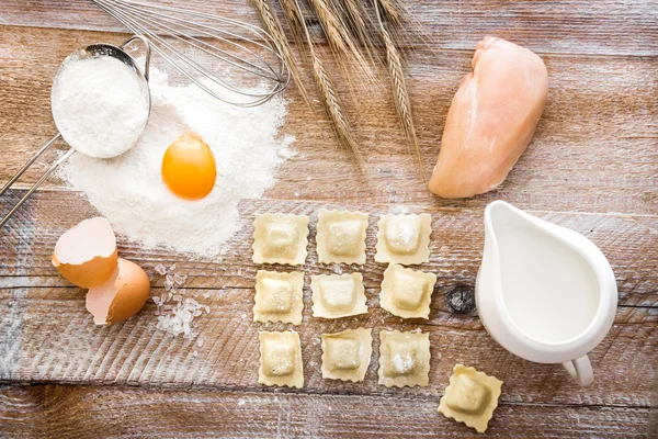 Tortellini på träplatta med kyckling — Stockfoto