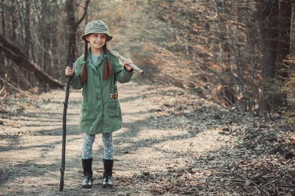 Meisje gaat door het bos — Stockfoto