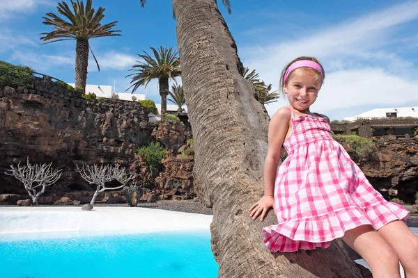 Girl leaned against a palm tree — Stock Photo, Image