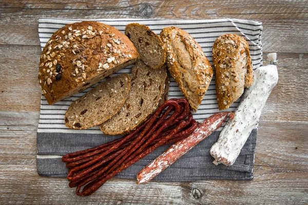 Wholemeal bread with dried sausages — Stock Photo, Image