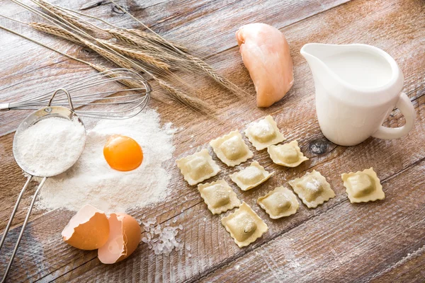 Tavuk ile ahşap tahta üzerinde tortellini — Stok fotoğraf