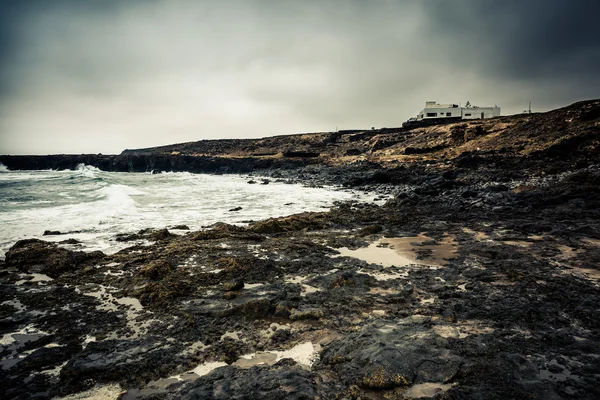 Гірські породи зустрітися з seawaves — стокове фото