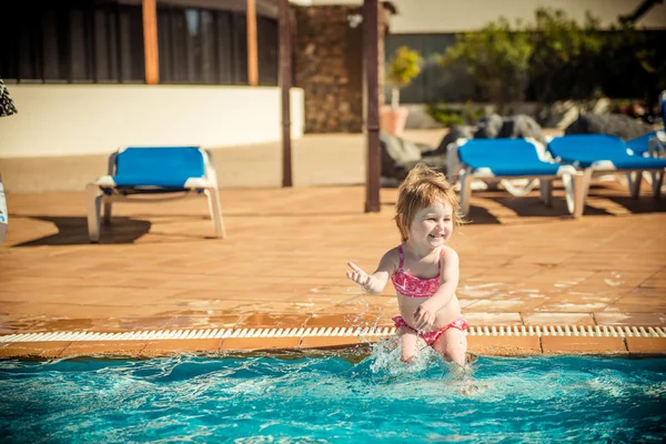 Girl playing in the pool — Stock Photo, Image