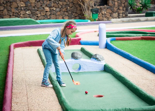 Маленька дівчинка грає в гольф — стокове фото