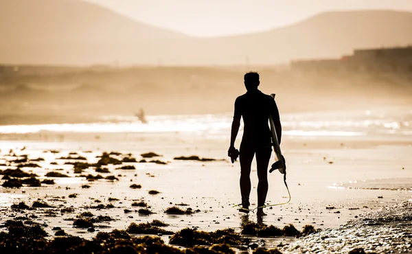 Man met een surfplank — Stockfoto