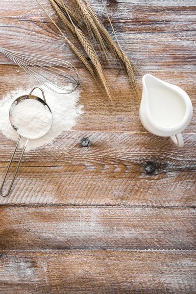 Sito z mąki i pszenica uszy — Zdjęcie stockowe