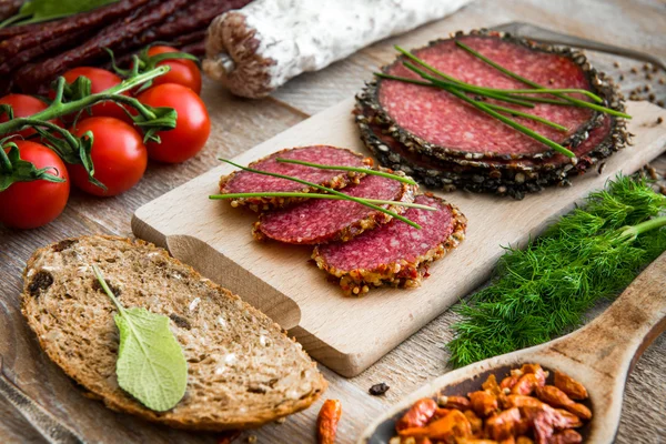 Volkoren brood met gedroogde salami worst — Stockfoto