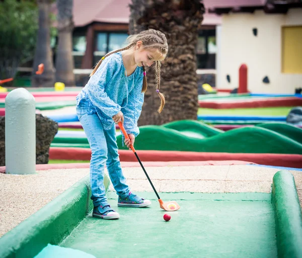 Golf oynarken küçük kız — Stok fotoğraf