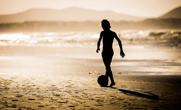 Jongen op het strand — Stockfoto