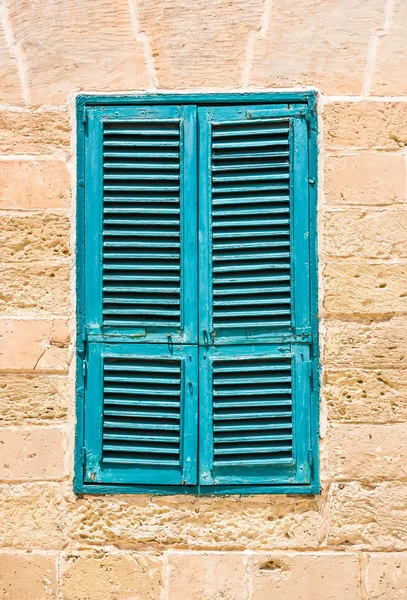 Persianas de madera blanca ventana — Foto de Stock