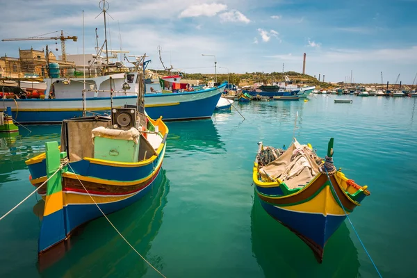 Barcos de pesca cerca del pueblo de Marsaxlokk — Foto de Stock