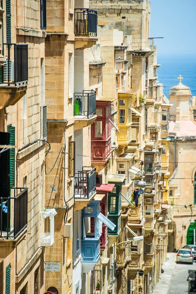 Valletta street med traditionella färgglada balkonger — Stockfoto