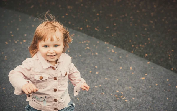 Niña en un parque infantil —  Fotos de Stock