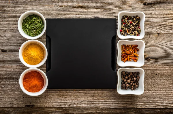 Bandeja con especias en cuencos a ambos lados — Foto de Stock