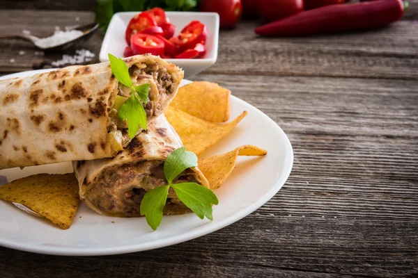 Burrito com batatas fritas e legumes — Fotografia de Stock