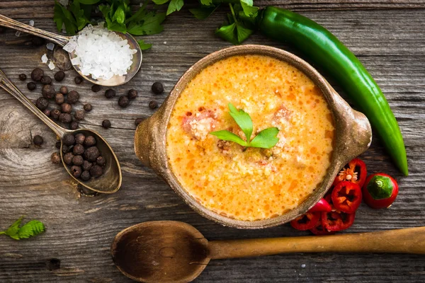 Cubre el queso con verduras sobre fondo de madera — Foto de Stock