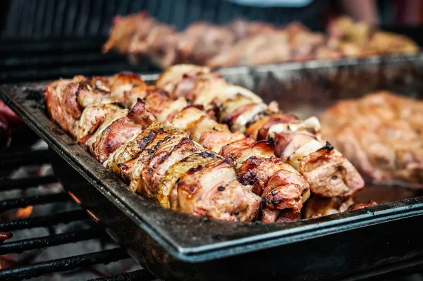 Cooking meat on fire — Stock Photo, Image