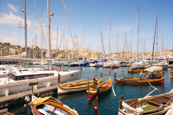 Achts e barcos na baía perto de Valletta — Fotografia de Stock
