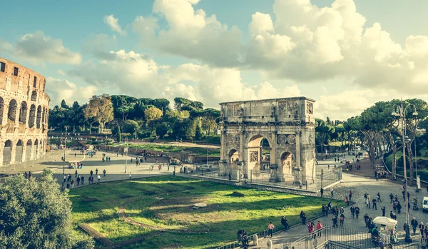 Triumphal arch near Coloseum — стокове фото