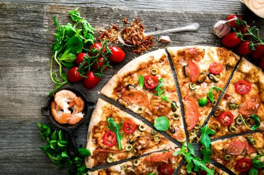 Pizza çeşitli deniz ürünleri ile