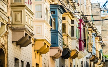 sokak Valletta Balkonlu