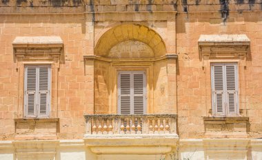 Beyaz ahşap pancurlar