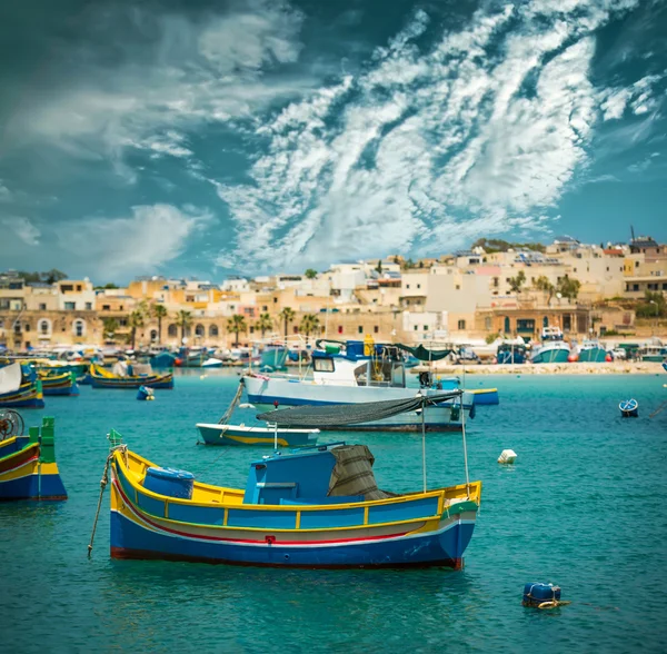 Barcos de pesca perto da aldeia de Marsaxlokk — Fotografia de Stock