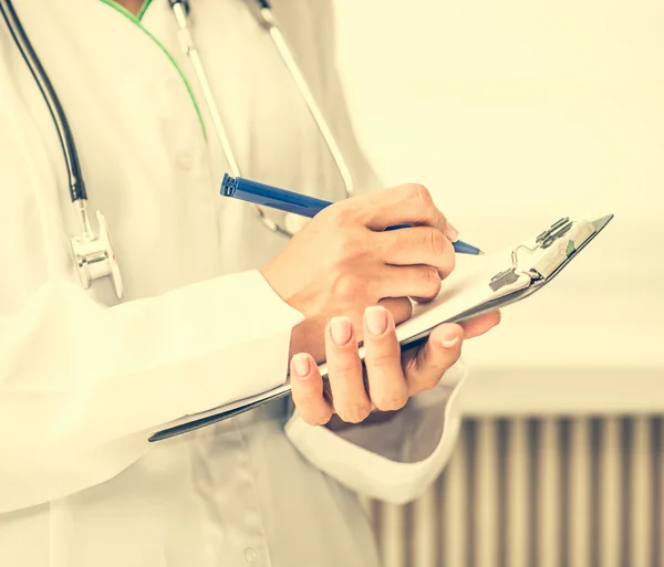 Doctor making notes — Stock Photo, Image