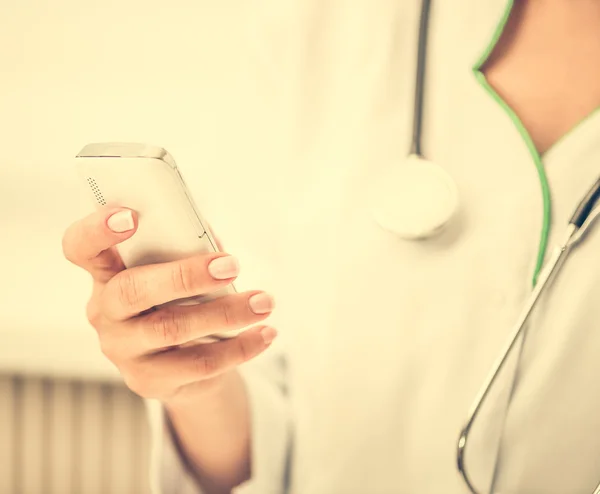 Doktor drží mobilní telefon — Stock fotografie