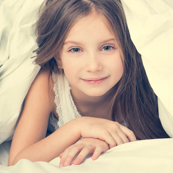 Menina bonito em um mau — Fotografia de Stock