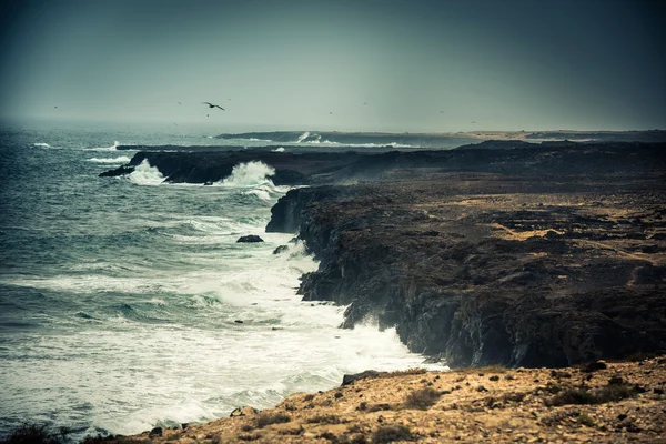 Βράχια πληρούν seawaves — Φωτογραφία Αρχείου