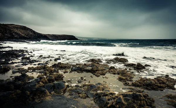 Гірські породи зустрітися з seawaves — стокове фото