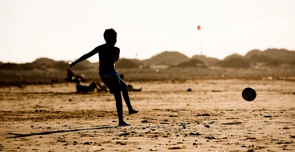 Silueta de niño en la playa —  Fotos de Stock