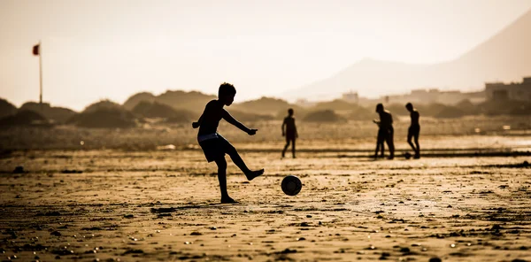 Silhouette des Jungen am Strand — Stockfoto